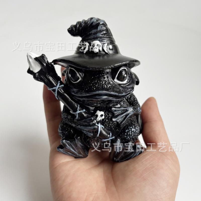 

Смоляная статуэтка лягушки-ведьмы подходит для украшения дома, с черными шляпами и скелетами