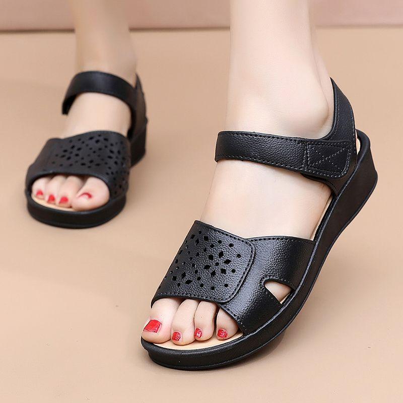 Sandals for Middle-aged and Elderly Women In Summer Fashionable, Non Slip Flat Bottomed New Style for Wearing on The Outside