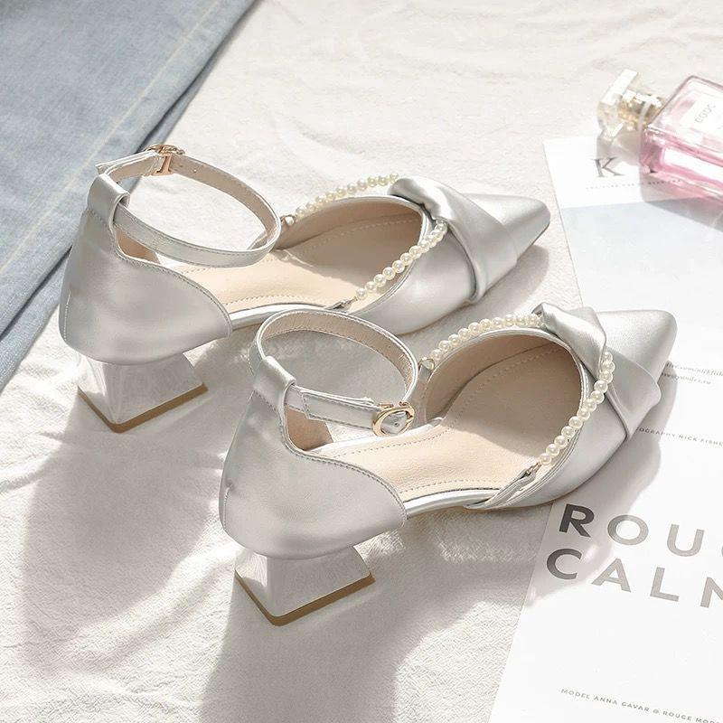 

Temperament light luxury Internet celebrity explosion high sense fairy style thick heel pointed hollow versatile skirt single shoes 40 срібний