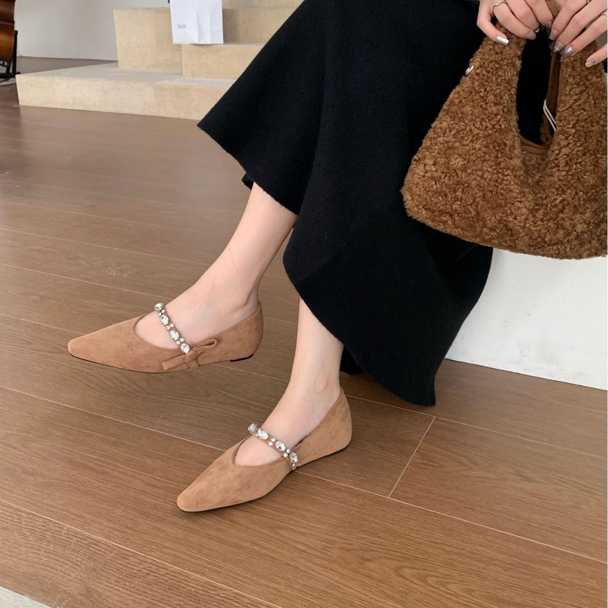 

Осень-зима 2025 новая замшевая маленькая обувь с острым носком, мягкой подошвой, бархатной отделкой, стразами, надписью, на скрытой платформе для беременных женщин и вечерним ветром 35