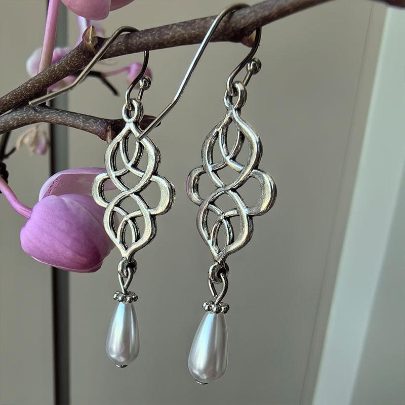 

Серебряные серьги-подвески с кельтским узлом и филигранью «Вечность» и каплевидным жемчугом silver