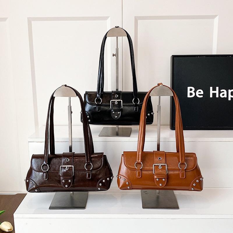 Highend underarm bag women's new trend fashion versatile rivet locomotive bag retro handbag