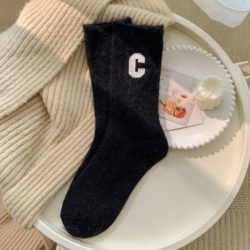 Dicke, bestickte Wollsocken für Damen im Winterstil