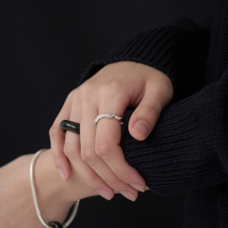 APIOH WIGGLE SILVER RING