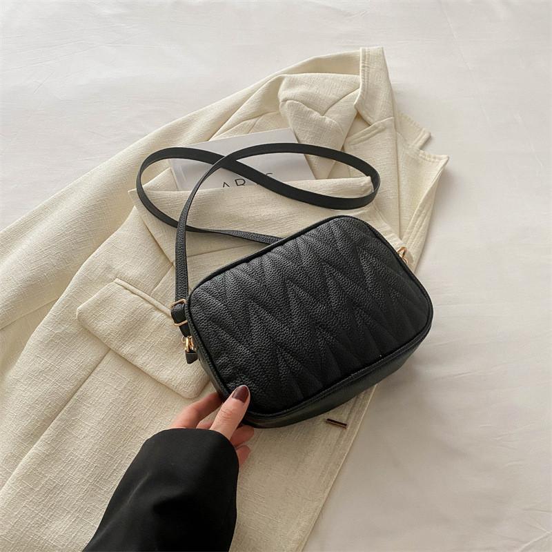 Fashionable 2024 Summer Womens Pu Leather Crossbody Bag With Zipper Closure чёрный