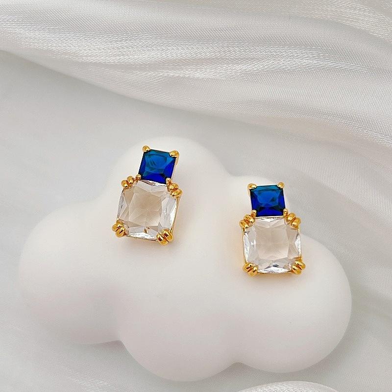 

High Sense Super Shining Zircon Stud Earrings Light Luxury Fashion Gentle Elegance Temperament Stud Earrings Commuter Versatile Earrings Women