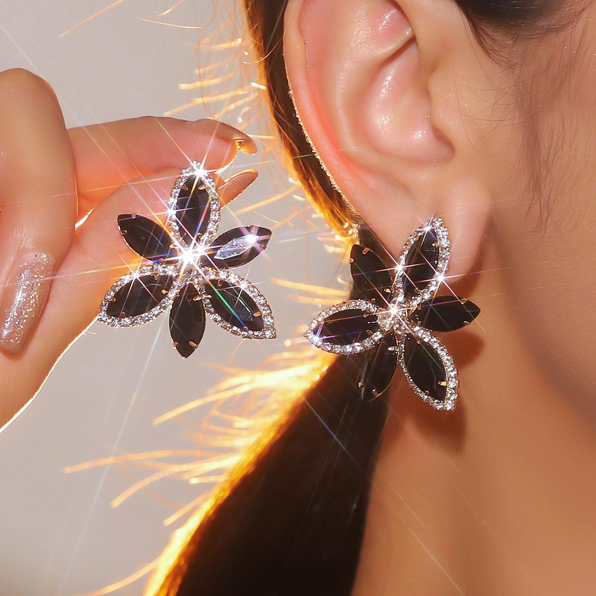 

Роскошные сверкающие стеклянные серьги с бриллиантами и кристаллами для женщин. Модные и изысканные серьги.