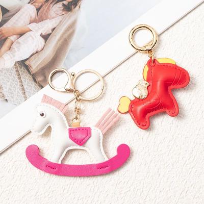 Wszechstronny brelok z zawieszką w kształcie kociaka i kucyka