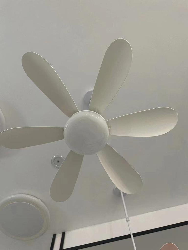 E27 Silent Fan Light with Intelligent Control for Home & Restaurant