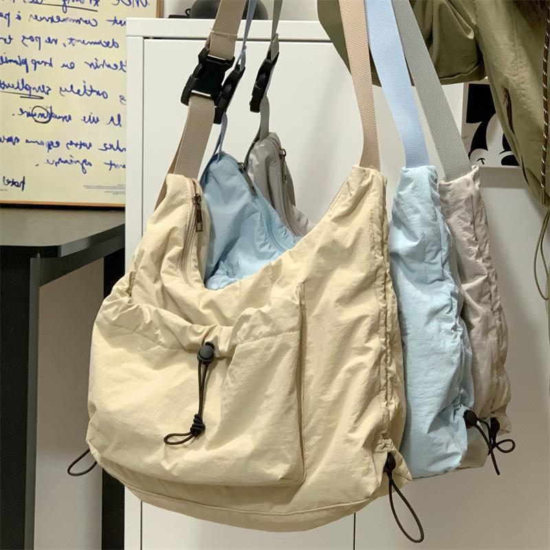 Lightweight casual pleated messenger bag women's trend tooling cotton drawstring shoulder bag Mori simple commuter tote bag