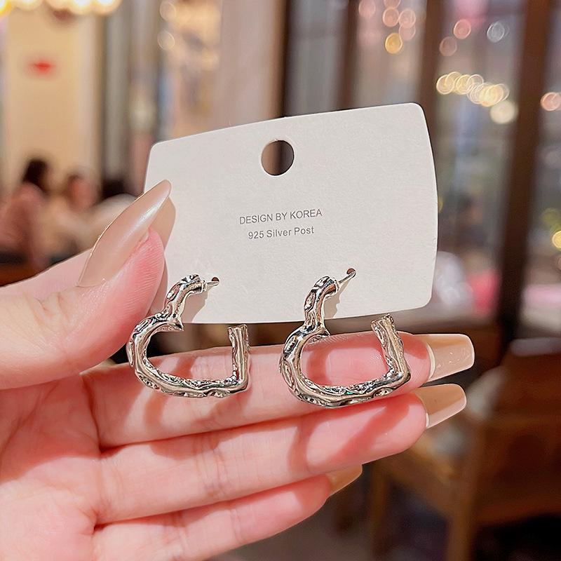 

Серьги-пусеты из серебра 925 пробы в форме сердца с вырезами: Элегантный плиссированный дизайн в роскошном холодном стиле