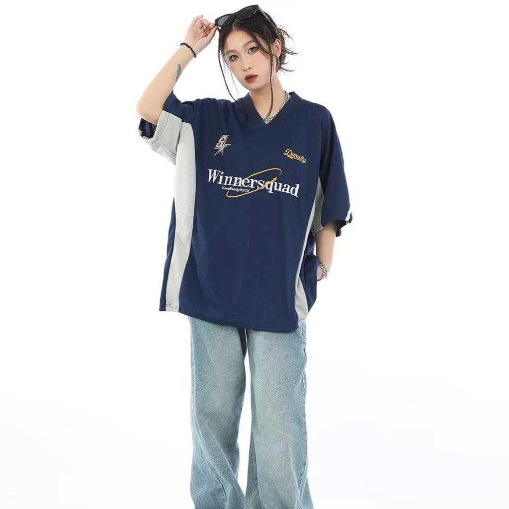 Camiseta de Béisbol Bordada Retro con Cuello en V - Manga Corta, Corte Holgado, Estilo para Parejas.