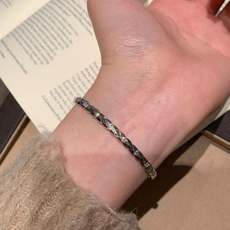 High-end Retro Diamond Pattern Bracelet, Elegant Temperament and Versatile Hand Accessory