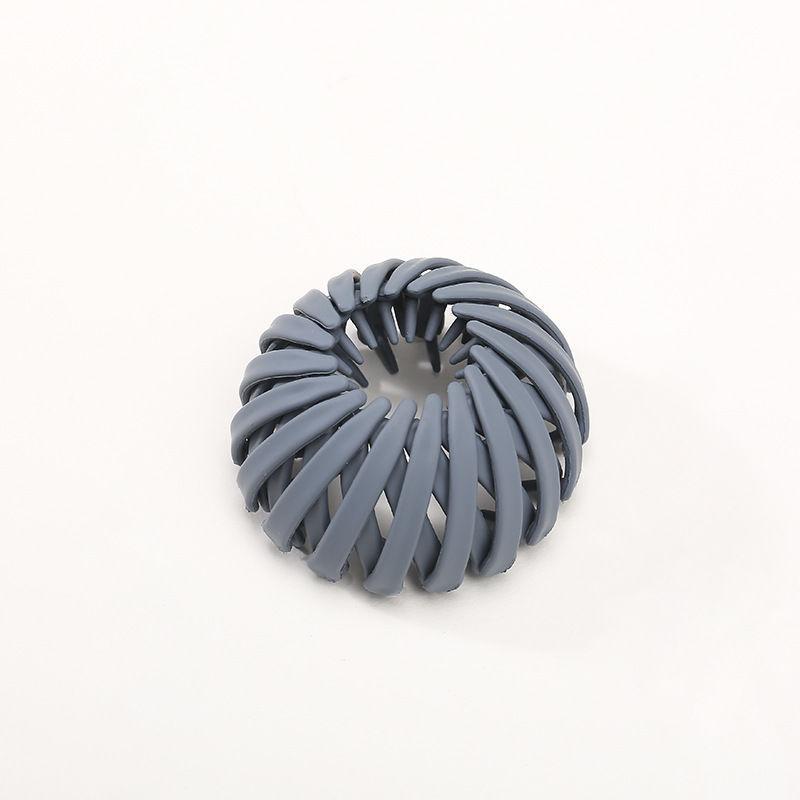 

After Applying The Hairband, The Lady Ties A Ponytail with A Hairpin and A Bun Hair Accessory. сірий колір/синій