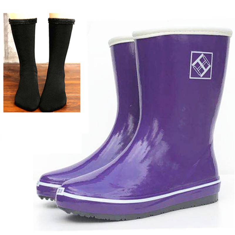 Women's Lightweight Mid-Tube Rubber Rain Boots - Fashionable, Soft, and Sweat-Absorbing for All Seasons.