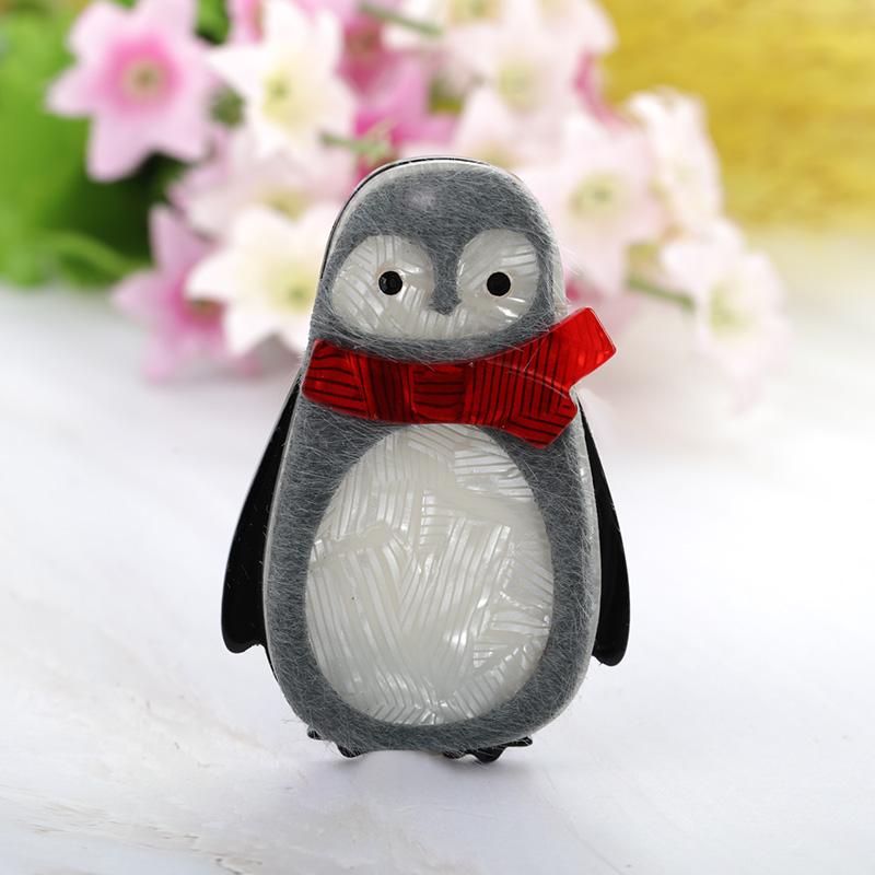 Blucome Broches de pinguim de porco de acrílico feitos à mão para mulheres, presente de ano novo para crianças, lenço vermelho, acessórios de pano de animal, broche Harajuku