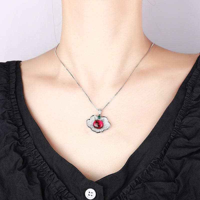 Jewelry Copper Bottom Gold-Plated Ice Seed Fluorescent Simulation Corundum Chalcedony Wishful Pendant Necklace 10 * 12