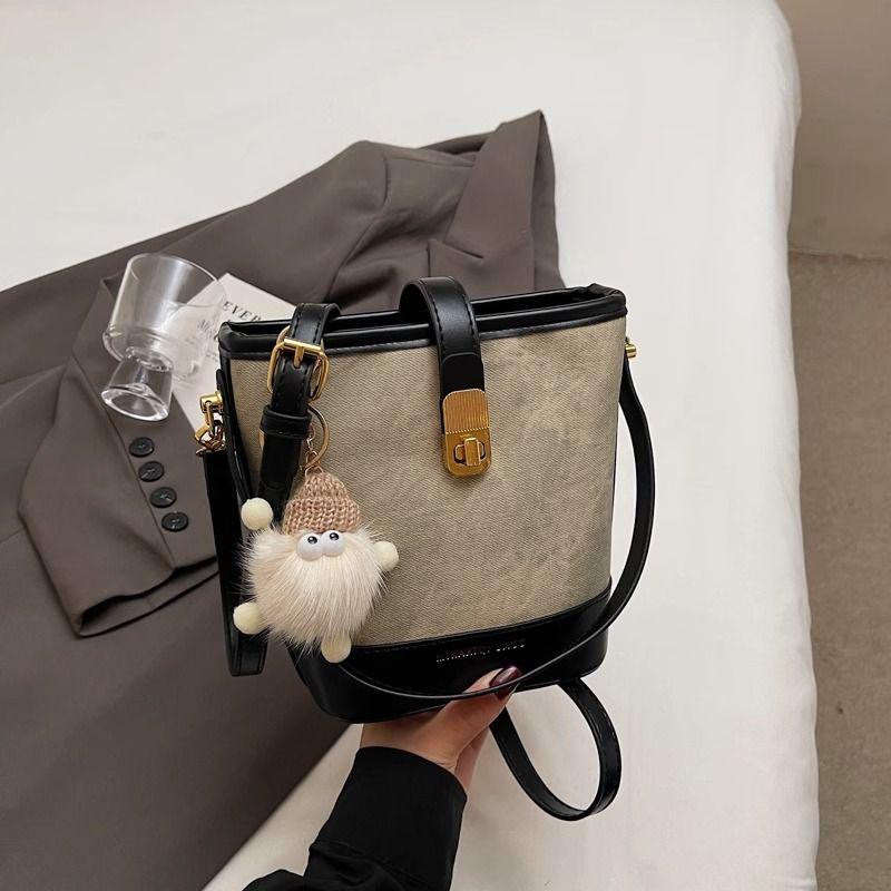 

Straw Bucket Bags Women s 2025 New Arrival Spring and Summer Light Luxury Minority Fancy Versatile Handheld Knitted Messenger Bag White with Black