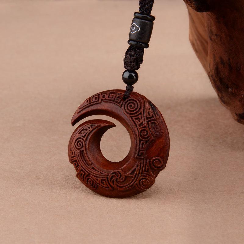 Collana Pendente Legno di Sandalo Etnico Retro di Alta Gamma: Catena per Maglione Versatile per Coppie