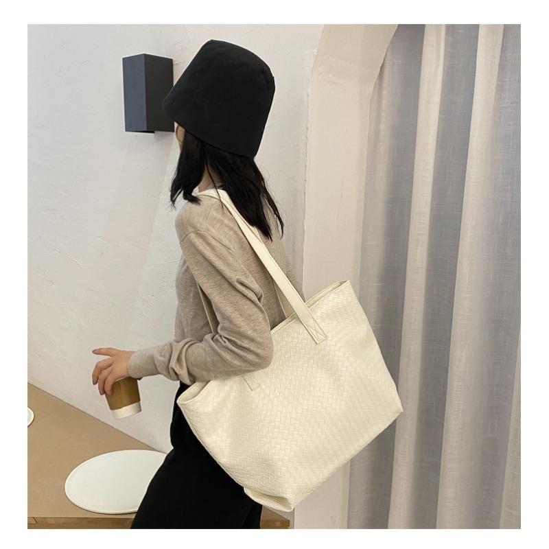 Bag Women's New Trendy Retro Shoulder Bag Simple Large Capacity Casual Fashion Portable Tote Bag