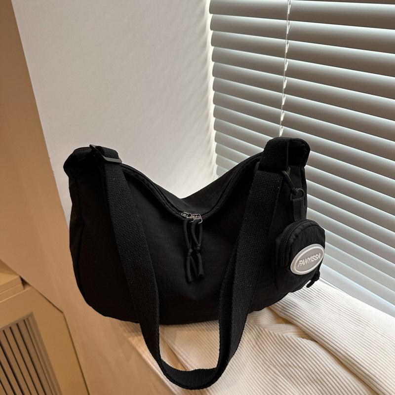 

Трендовый нейлон 2025 лето новая мода простой большая вместимость досуг поездки личность плечо тоут сумка-мессенджер чёрный