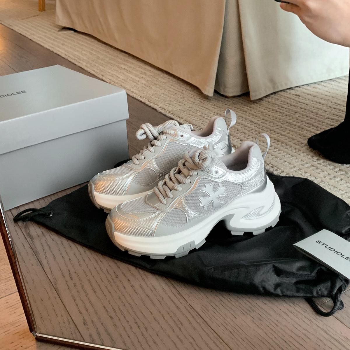 

Grape mother same fashionable cross flower heightening platform lace-up versatile sports style dad shoes women s spring 40 серебряный