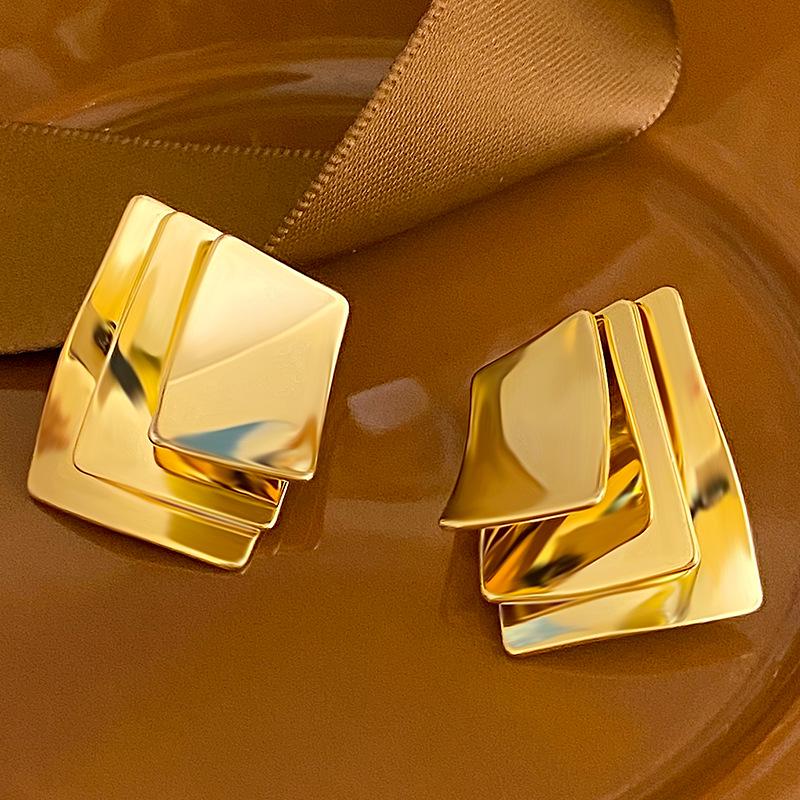 

Минималистичные геометрические серьги-пусеты из металла: Европейский и американский нишевый дизайн, холодный стиль, преувеличенный высококлассный вид для женщин 925 Silver Needle золотой