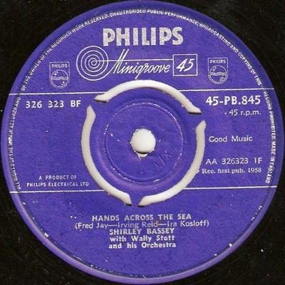 7-tums skiva SHIRLEY BASSEY, WALLY STOTT & HIS O - Hands Across The Sea 45PB845 Philips 1958 UK Pop Begagnad