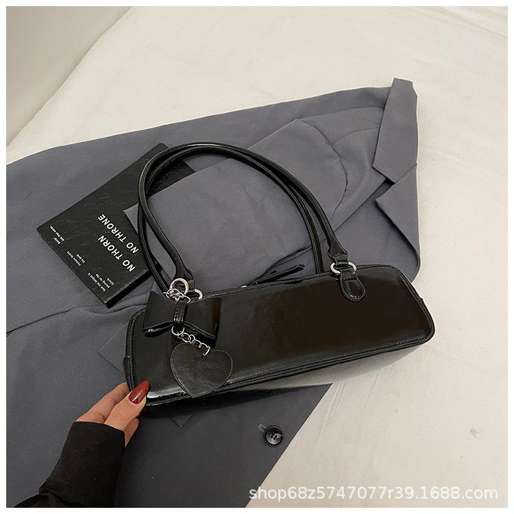 High-end texture foreign style small bag women's 2025 new versatile one-shoulder armpit bag French niche design baguette bag
