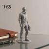 Gratfreie Glatte Linien Modell Schreibtisch Geschäftsmann Statue, 3D Gedruckte Büro Dekoration für Männer, Platzsparende Executive Figur mit Aktentasche, Motivierend