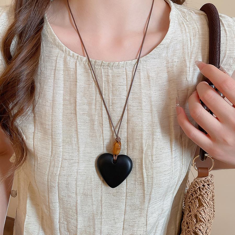 Artistic Retro Resin Heart Necklace: Simple, Fashionable, Versatile Sweater Chain with a High-Class Feel.