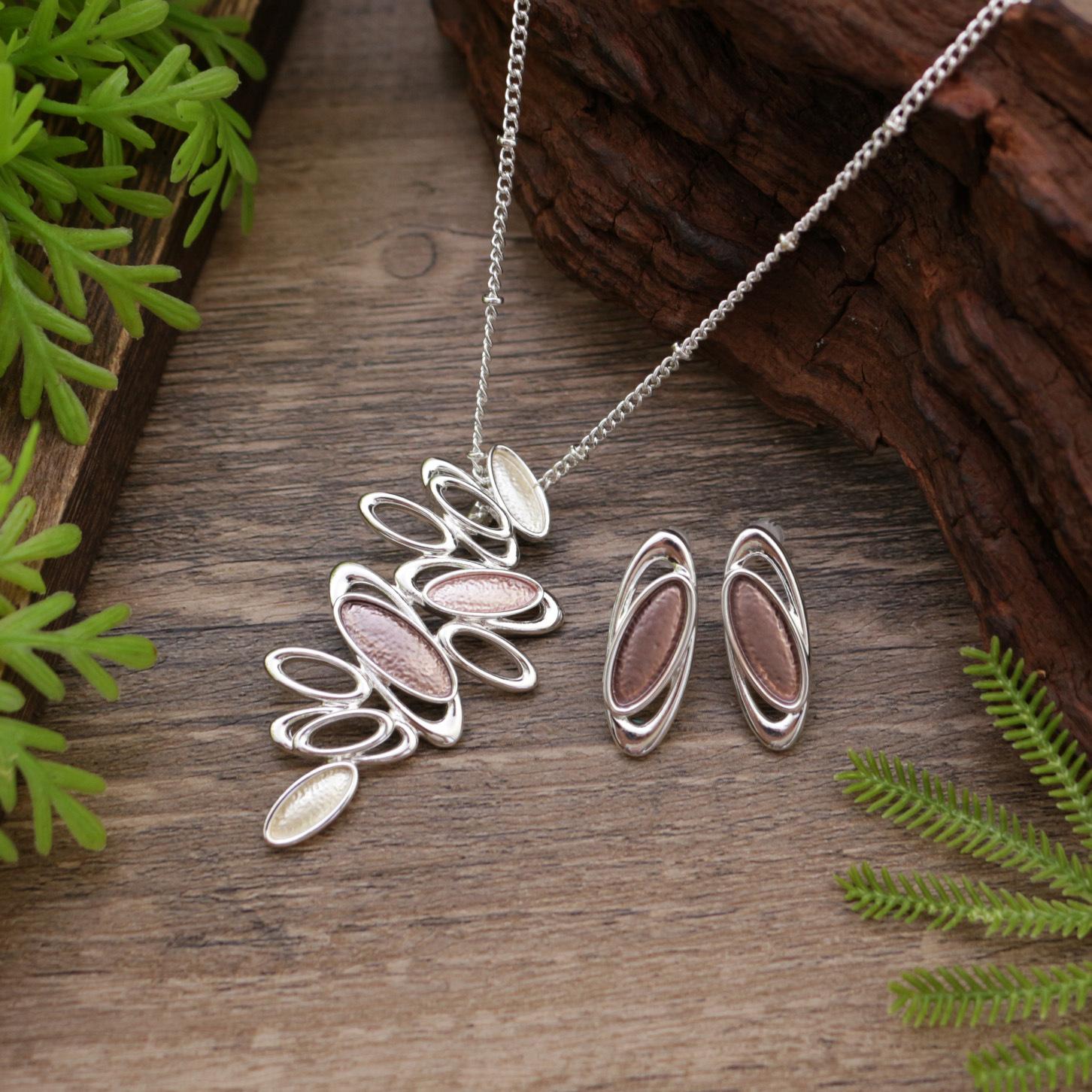 Новый эмалевый овальный набор серег-пуссет с лепестками и подвеской, женское высококлассное полое ожерелье с лепестками