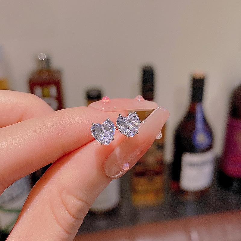 Ins Wind Pearl Love Earrings Women's Exquisite Niche Versatile High-end Stud Earrings 925 Silver Needle Explosive Earrings Wholesale