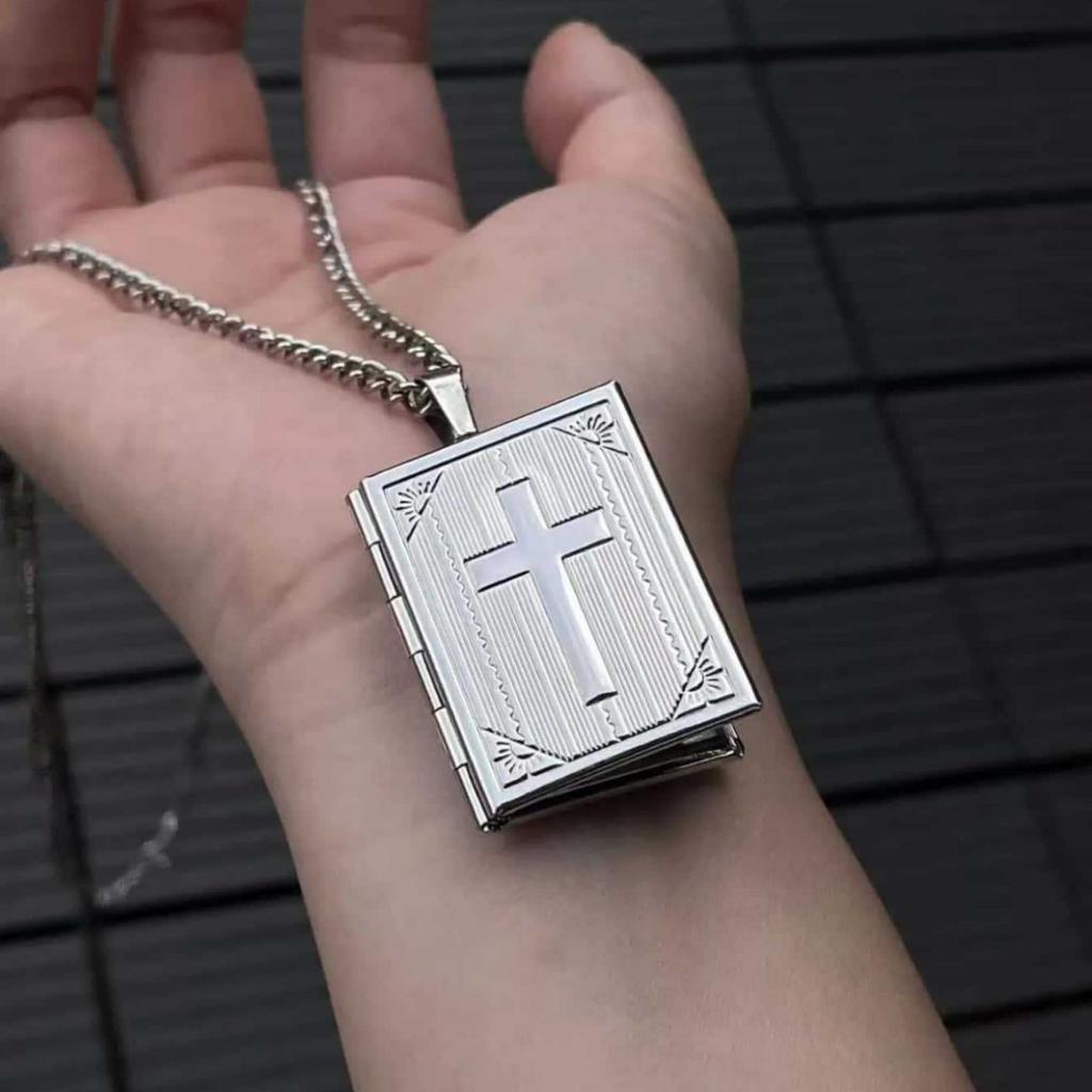 Nuovo Apribile a Forma di Libro Incrociato Scatola Portafoto Ciondolo Collana per Donne Uomini Fascino Intagliato Immagine Gioielli Credenza Regalo 2026