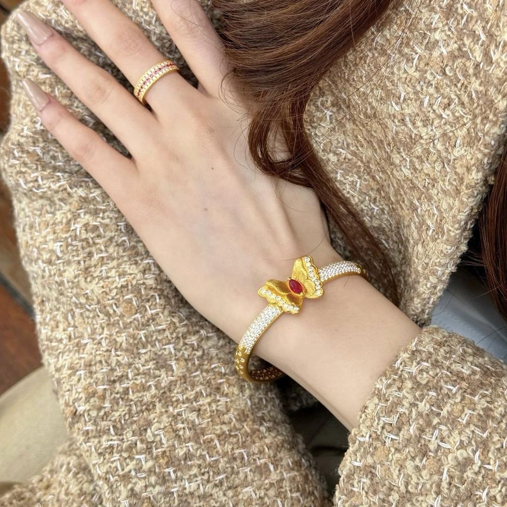 The same sand gold filament inlaid with point diamonds butterfly bracelet in the gold store, women's imitation gold.