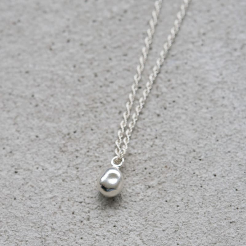 HALSBAND MED RÖRD STEN 02