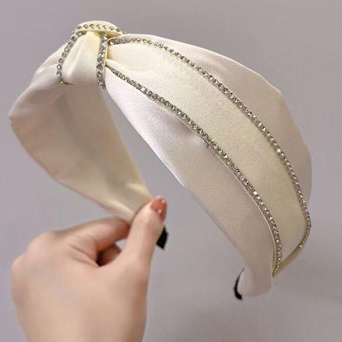 Luxury Autumn/Winter Hairband for Women - Elegant Wide-Brimmed Skull Top Clip for Hair & Face Wash.