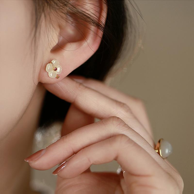 Exquisite Hetian Jade Four-Leaf Clover Stud Earrings: Fashionable, Versatile, and Unique Ear Jewelry