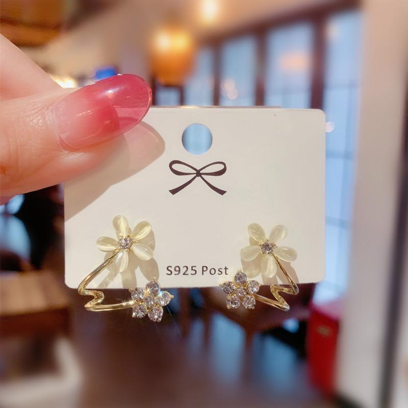 

Серьги-гвоздики с цветком бежевого и зеленого опала для женщин, золотистые серьги с металлическими кристаллами и изгибом, корейские модные украшения, подарок Patry белый