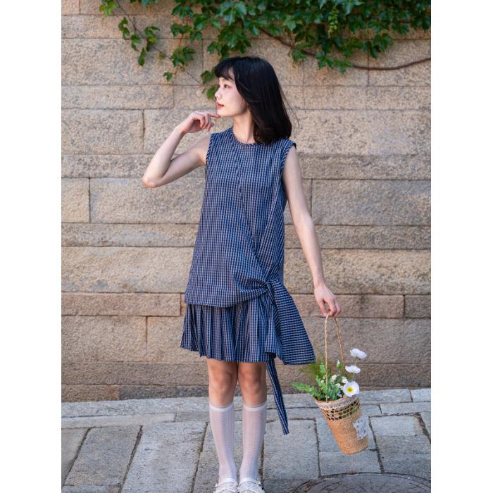 

Japanese design sense splicing plaid pleated vest dress women s summer retro temperament loose sleeveless A-shaped skirt S
