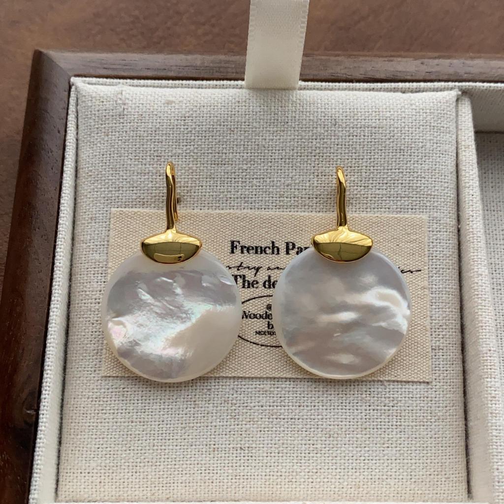 "Vintage Creamy Yellow Starfish Ear Clips: Elegant and Cute, Piercing-Free Sea Star Earrings"