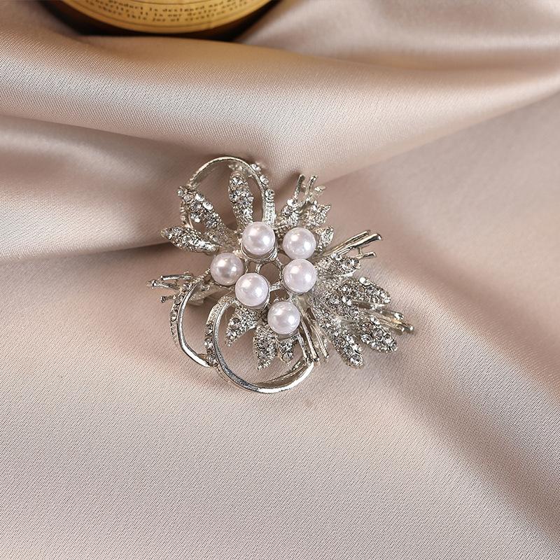 Retro Pearl and Diamond-encrusted Brooch for Women, A Niche and Light Luxury Flower Brooch