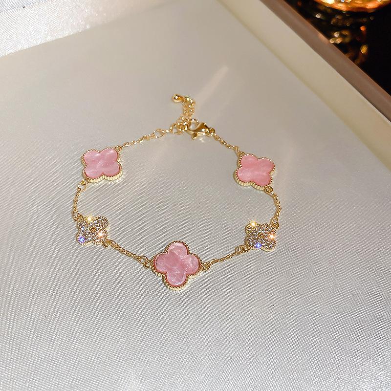 Bracciale a maglie Quadrifoglio con Motivi Floreali Alternati e Dettagli Texturizzati Lunghezza Catena Regolabile
