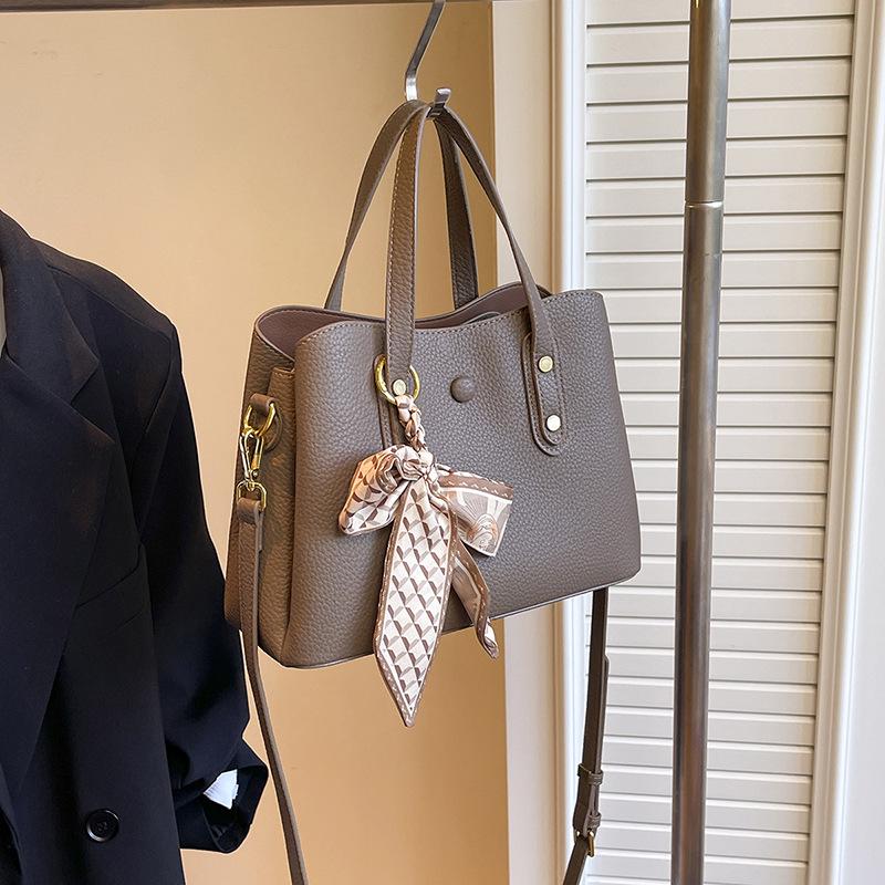 

Stylish Versatile Crossbody Bag: Large Capacity PU Leather Tote for Women