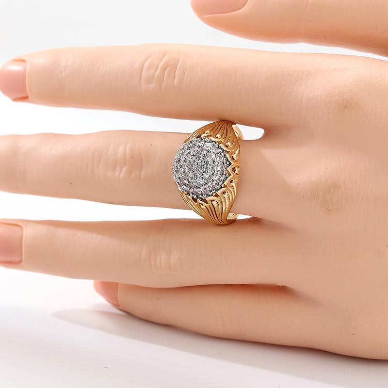 Fashion Design Women's Golden Plated Ring with Sparkling Synthetic Zirconia Claws Setting Luxury Elegant Wedding Jewelry Crafts