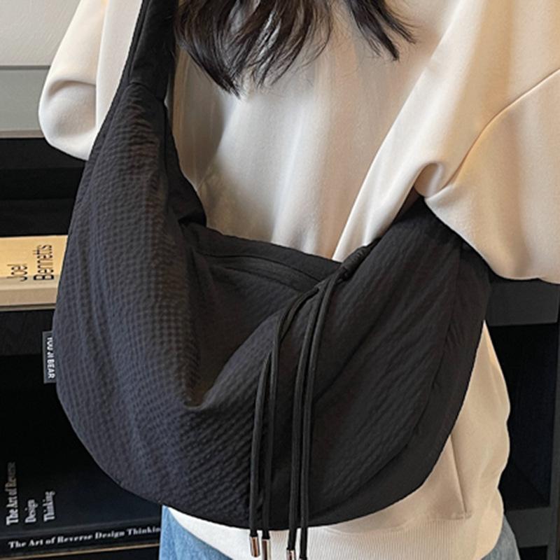 A Niche and Fashionable Solid-color Single-shoulder Bag with A Large Capacity of Dumpling Bags and A Commuting Crossbody Bag