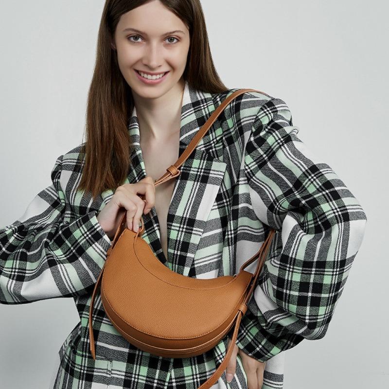 The first layer of cowhide niche design, high-quality texture crossbody crescent bag, women's new leather underarm saddle bag