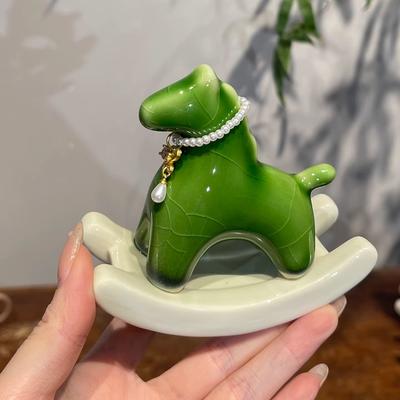 Grüne Keramik-Schaukelpferd-Figur Cracle-Glasur-Dekor mit Perlenkette Mini-Schreibtisch-Ornament für Zuhause Glücksgeschenk