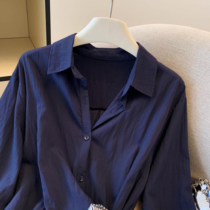 Jesienny Szyk: Jedwabna Koszula z Długim Rękawem Podkreślająca Talie – Elegancki i Modny Design