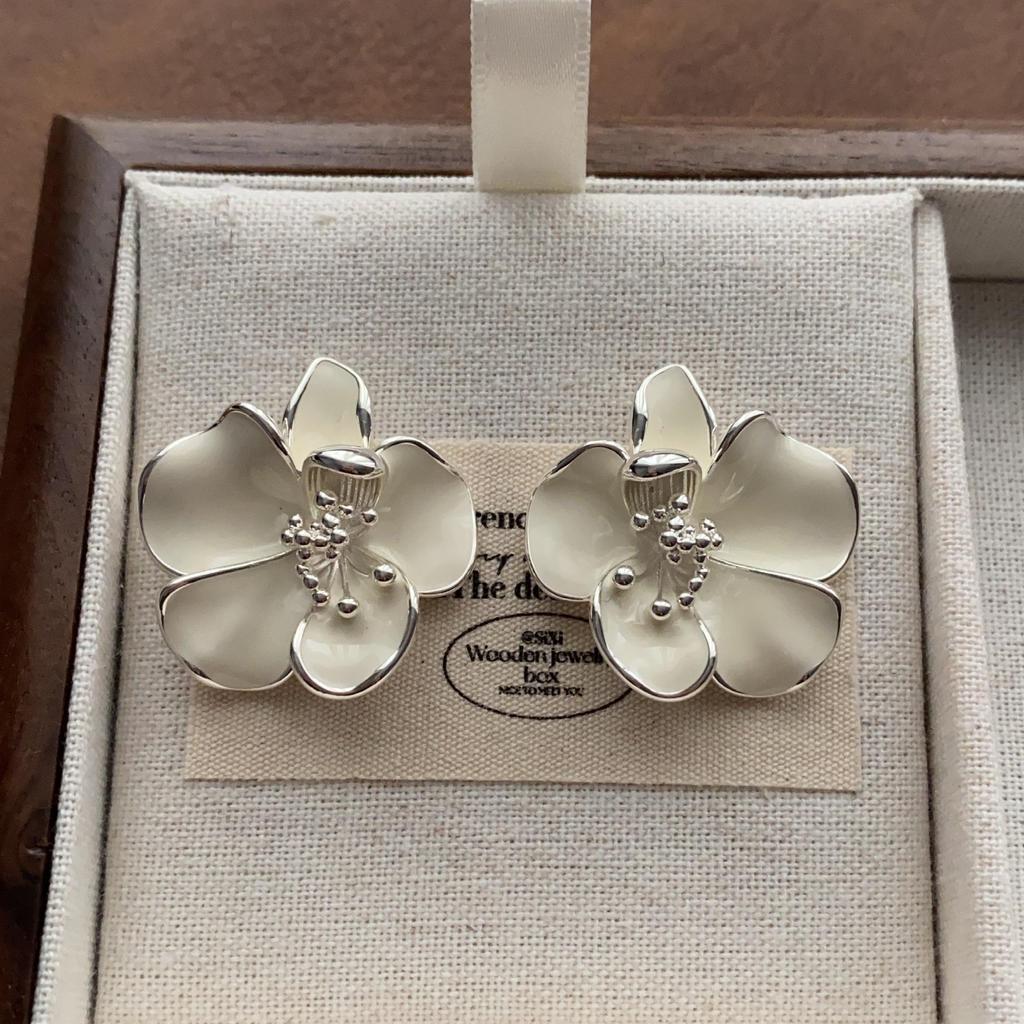 "Vintage Creamy Yellow Starfish Ear Clips: Elegant and Cute, Piercing-Free Sea Star Earrings"